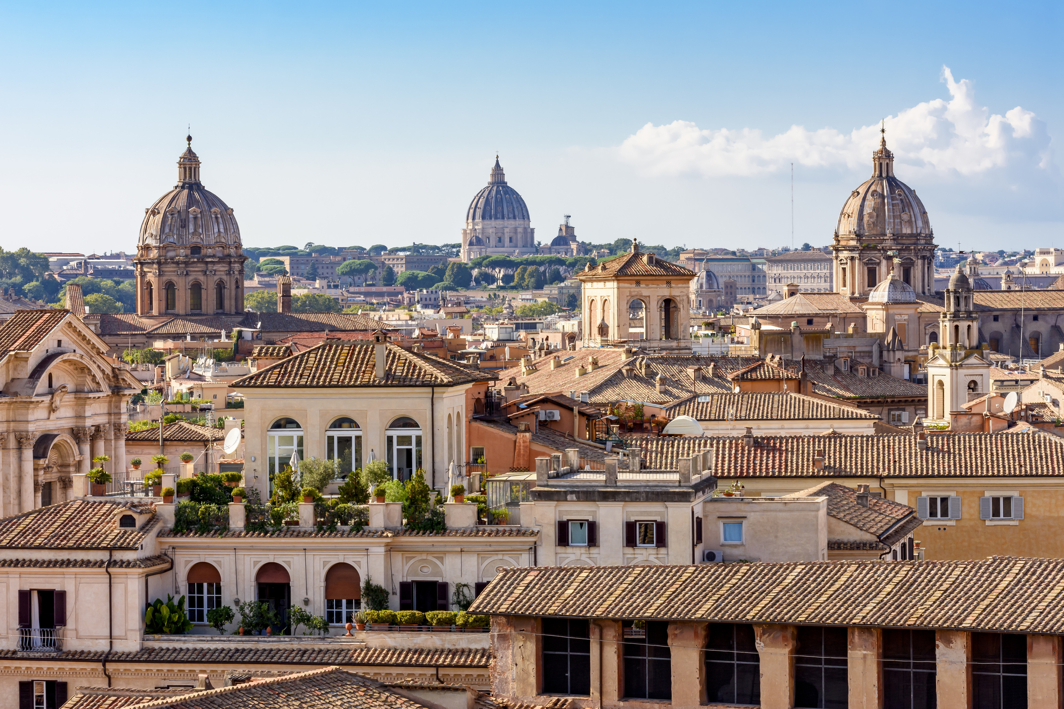 Vue panoramique sur les toits de tuiles et les coupoles de Rome